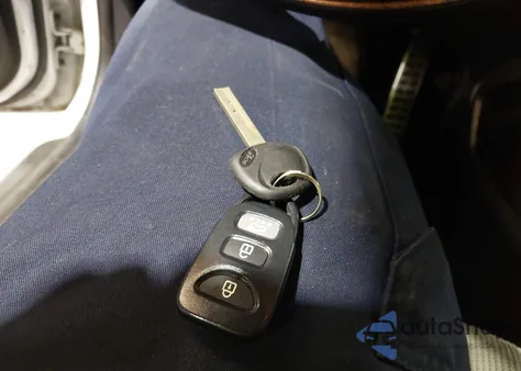 2013 Hyundai Veloster Base W/Gray z USA, uszkodzony, nr VIN KMHTC6AD1DU119582